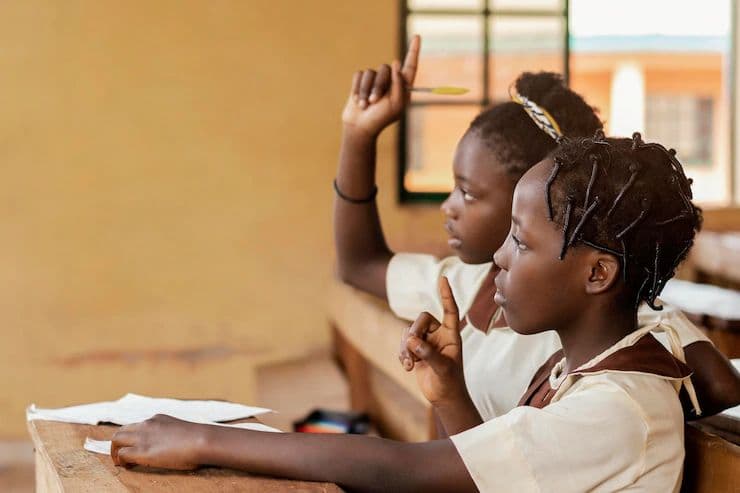 Élèves PES en classe à Douala